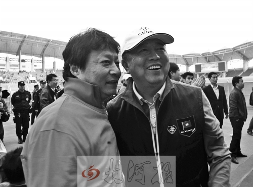 比賽結(jié)束后，老胡熱情擁抱老唐。