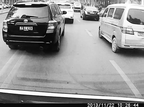 這輛黑色車輛不避讓執(zhí)行緊急任務(wù)的救護(hù)車，并壓著雙黃線變更車道。唐韜/圖
