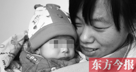 鄭州兒童福利院工作人員，小心地照看著一名體型瘦小的棄嬰