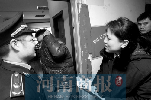 城管巡回法庭法官，到因違反城市管理的受罰當事單位送傳票