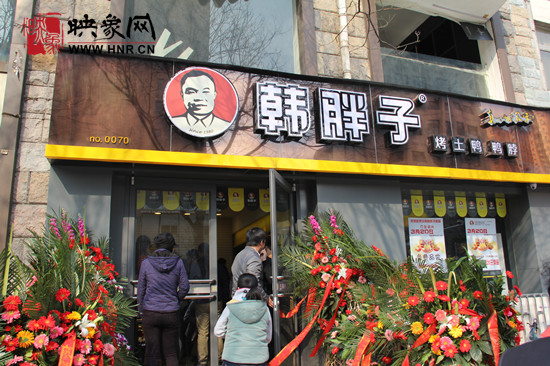 　　“韓胖子”千只茶香雞茶香鴨捐贈(zèng)環(huán)衛(wèi)工人、農(nóng)民工學(xué)子和鄭州市社會(huì)福利院。