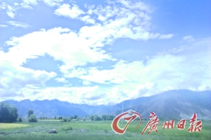 途中的大河煙波浩渺。