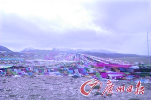 沿途遍地可見的五彩經(jīng)幡。