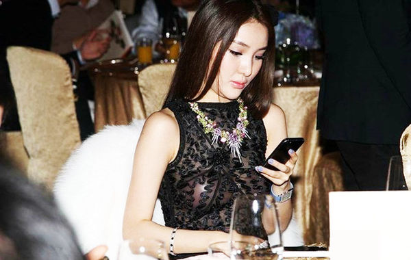 2013年11月30日，郭美美出席保利珠寶拍賣活動，現(xiàn)場郭美美一席透視的上衣性感現(xiàn)身，胸前乳貼顯露無