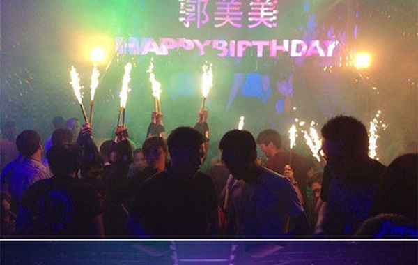 2013年6月16日下午，郭美美在網(wǎng)上曬出一組慶生照。通過照片可以看出，酒吧的巨大舞池中燃放焰火