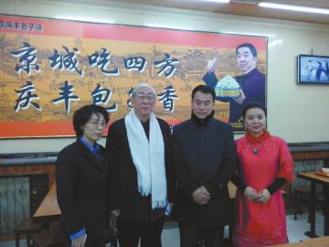 吳頌今（左二）、王樹才（左三）、談芳兵（右一）與店長合影。