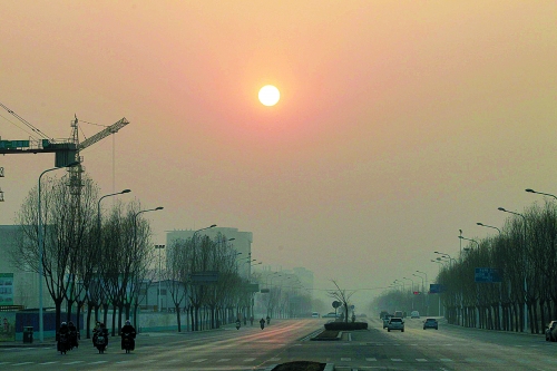 昨日天空放晴，雖然天還不是那么藍，但也給大家?guī)砗眯那椤? complete=