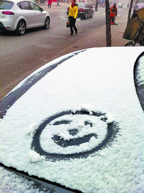 一月十五日上午，有汽車披著一身的雪裝，從經(jīng)開區(qū)回到市區(qū)。