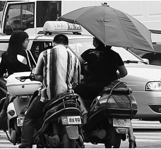 昨日，鄭州市鄭州花園路與農(nóng)業(yè)路交叉口，電動(dòng)車裝傘埋下安全隱患