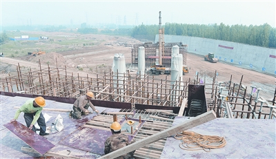 中原西路西南繞城高速公路互通式立交項(xiàng)目已完成總工程量的35%。