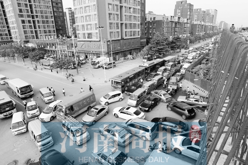 路口四個(gè)方向直行、左轉(zhuǎn)交織，車輛相互抵頭，無法正常通行