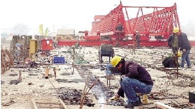 正在建設(shè)的鄭登快速通道跨南四環(huán)大橋。