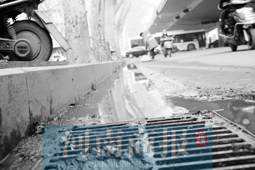 現(xiàn)場(chǎng)，污水流到了機(jī)動(dòng)車道上