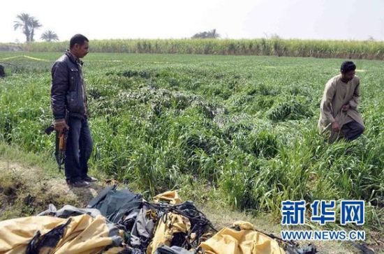 2月26日，在埃及旅游城市盧克索附近，當(dāng)?shù)匕踩藛T在發(fā)生熱氣球爆炸事故的現(xiàn)場(chǎng)查看。