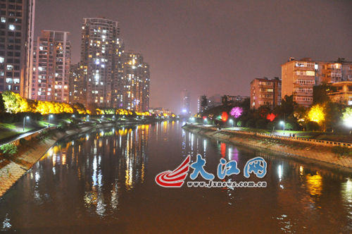 夜幕下的玉帶河，風(fēng)景很好，但是臭氣熏天。
