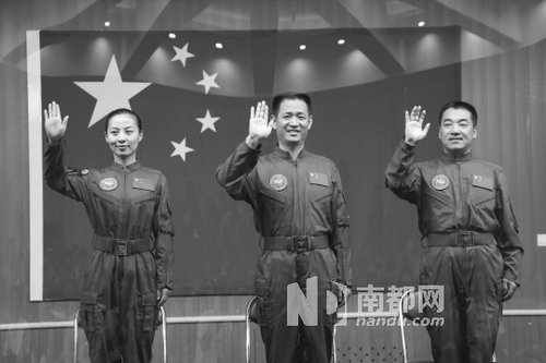 神舟十號航天員王亞平(左)、聶海勝(中)、張曉光(右)。 新華社發(fā)