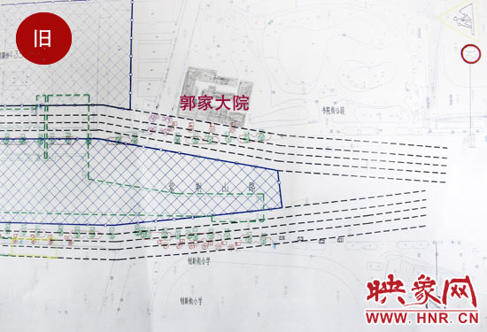 原先圖紙上顯示，在紫荊山路東側(cè)和西側(cè)，各設(shè)計(jì)了4條臨時(shí)通道。
