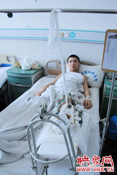 “如果有人肯幫我出4萬元的醫(yī)藥費(fèi)，我愿意為他免費(fèi)工作3年，多苦多累都行?！?月26日，躺在病床里上的