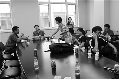 昨日，什剎海街道辦事處第四會(huì)議室，“什剎海女童練攤父親被打”事件的通氣會(huì)現(xiàn)場(chǎng)。