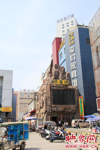 在該酒店一層的入口處，屹立著一座4層樓高的假山，氣勢(shì)雄偉。