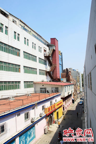 該家具賣(mài)場(chǎng)共6層樓，第7層建筑與其他樓層風(fēng)格迥然不同，有明顯后期加蓋痕跡