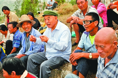 在唐莊，當(dāng)?shù)厝罕娒看我姷絽墙鹩】傆姓f不完的知心話。記者 史長來 攝