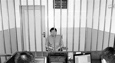 警方審訊犯罪嫌疑人“秦火火”。
