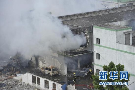 9月10日，消防人員在爆炸現(xiàn)場撲救火情。 新華社記者 梁旭 攝
