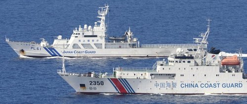 日本海上保安廳的4艘巡邏船則在數(shù)百米開外與之并列航行，展開一對一較量。
