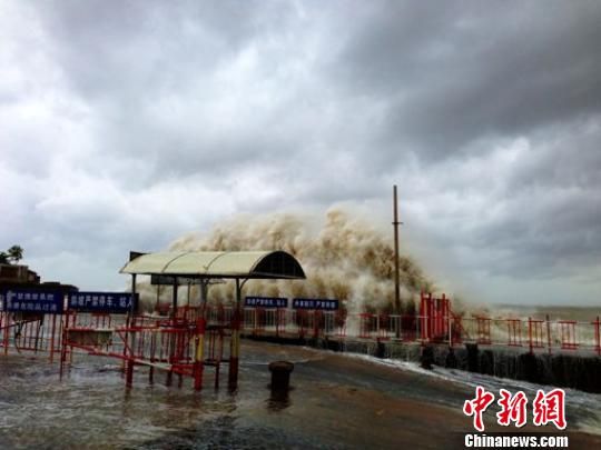 汕頭澄海萊蕪碼頭潮位猛漲，巨浪洶涌。