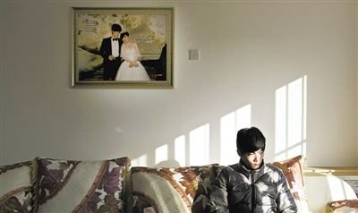 11月28日，青島膠南，丁海偉的婚房掛著與妻子的結(jié)婚照。如今妻子和未出世的孩子都已離世。新京報記者 周崗峰 攝