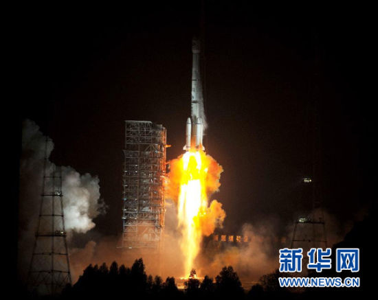 12月21日,載有玻利維亞通信衛(wèi)星的長征三號乙運載火箭點火發(fā)射。當日零時42分,我國在西昌衛(wèi)星發(fā)射中心用長征三號乙運載火箭,成功將玻利維亞通信衛(wèi)星發(fā)射升空,衛(wèi)星順利進入預定軌道。玻利維亞通信衛(wèi)星是該國擁有的第一顆衛(wèi)星。新華社記者 燕雁 攝