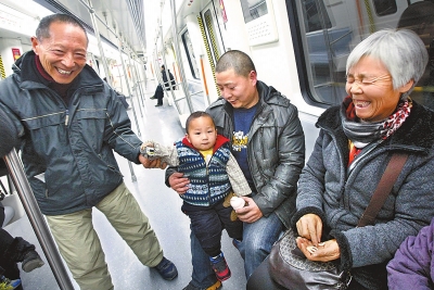 乘客中有80歲的老人，也有幾歲大的小孩，他們眼神共同傳遞著：新鮮和好奇。記者王錚攝