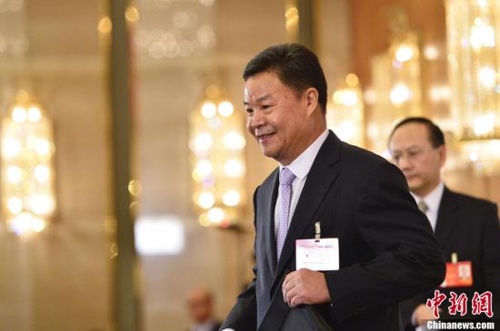 呂新華向中外媒體介紹本次大會有關(guān)情況并回答記者提問。中新社發(fā) 廖攀 攝
