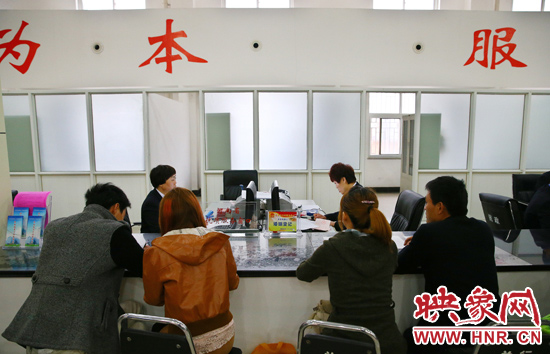 在陽光大廈一樓大廳內(nèi)，分布著人社局、民政局等與群眾利益相關(guān)的民生服務(wù)窗口。
