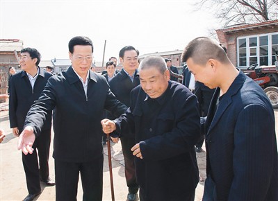 3月26日，張高麗在吉林省農(nóng)安縣農(nóng)安鎮(zhèn)小橋子村看望貧困戶王井山一家。