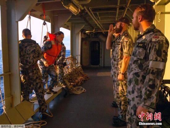 　據(jù)澳大利亞海軍4月11日發(fā)布的圖片顯示，中澳海軍海上聯(lián)合搜尋失聯(lián)客機。據(jù)悉，澳大利亞總理當天表示，澳方執(zhí)行搜尋失聯(lián)客機任務(wù)的搜救人員已獲知黑匣子的大致位置。