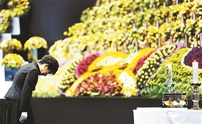 4月29日，韓國(guó)總統(tǒng)樸槿惠為“歲月”號(hào)沉沒客輪死難者默哀圖片/IC