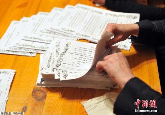 　　當(dāng)?shù)貢r(shí)間2014年5月11日，烏克蘭東部地區(qū)選舉工作人員開(kāi)始公投計(jì)票工作。