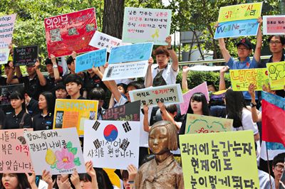 6月4日,韓國首爾,韓國慰安婦和民眾在日本駐韓大使館門前集會(huì),要求日本政府承認(rèn)并解決慰安婦問題。
