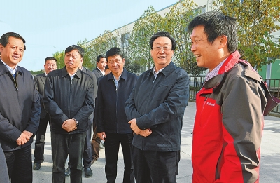 　11月4日下午,省委書記、省人大常委會(huì)主任郭庚茂在襄城縣精美鞋業(yè)有限公司調(diào)研。記者 杜小偉/攝