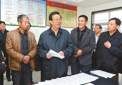 11月25日下午，省委書記、省人大常委會主任郭庚茂在延津縣石婆固鎮(zhèn)集北村與村民親切交談。