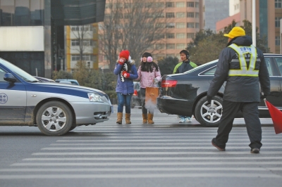 過斑馬線，行人左顧右盼，汽車寸土必爭。