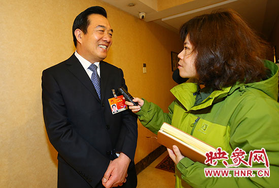 全國(guó)人大代表、省人大常委會(huì)委員、鄭州市人大常委會(huì)主任、黨組書(shū)記白紅戰(zhàn)接受采訪。