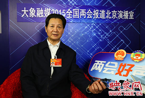 在全國(guó)政協(xié)委員、河南大學(xué)校長(zhǎng)婁源功接受采訪。