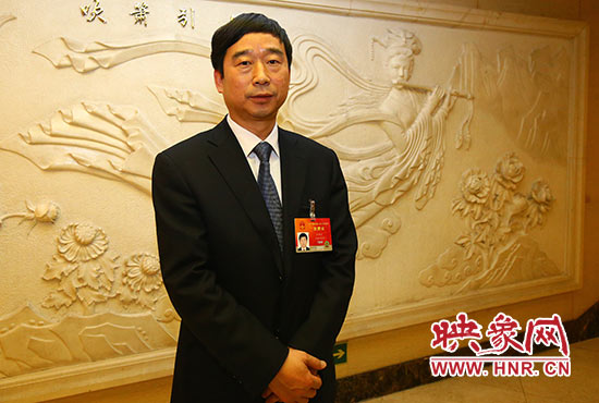 全國(guó)人大代表、信陽(yáng)市委副書(shū)記、市長(zhǎng)喬新江表示，信陽(yáng)明港機(jī)場(chǎng)將成為鄭州航空港區(qū)有效補(bǔ)充。