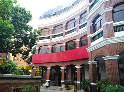 泉州多名干部稱，2010年下半年，徐鋼每周至少三天的下午在這幢建筑的地下酒窖。