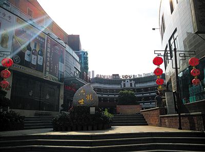 六井孔主打餐飲娛樂項(xiàng)目，泉州一些官員認(rèn)為這與文化創(chuàng)意產(chǎn)業(yè)難有關(guān)聯(lián)。