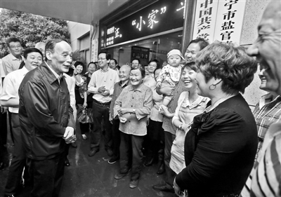 5月8日，王岐山與海寧市鹽官鎮(zhèn)桃園村黨委班子成員、老黨員和群眾親切交流供圖/新華社