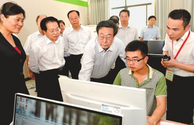 　　5月22日，省委書記、省人大常委會(huì)主任郭庚茂在河南網(wǎng)商園調(diào)研。記者杜小偉攝